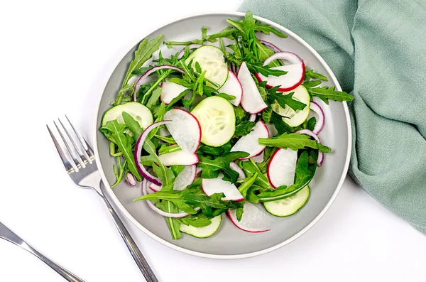 アルグラと大根とキュウリのグリーンサラダ 新鮮な野菜サラダ 健康的なビーガンフード — ストック写真