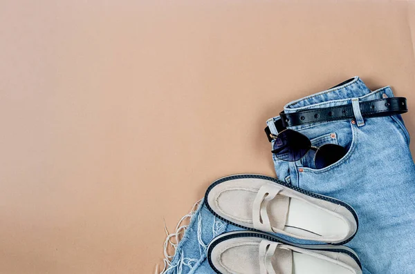 Blue Jeans Beige Suede Loafer Flat Shoes Lying Sunglasses Beige — Stock Photo, Image