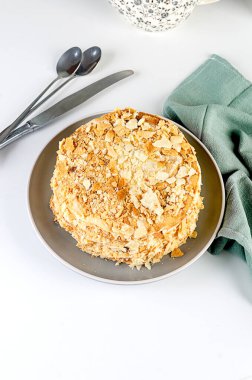 Kahve fincanlı klasik Napolyon keki. Geleneksel millefeille tatlısıyla puf böreği ve muhallebi, kremalı katmanlı pasta.