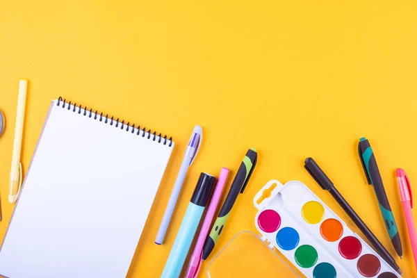 Schulheft Und Verschiedene Schreibwaren Auf Gelbem Hintergrund Nachschub Für Den — Stockfoto