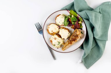 Kızarmış balık ve masada öğle yemeği için peynirli fırında patates.. 