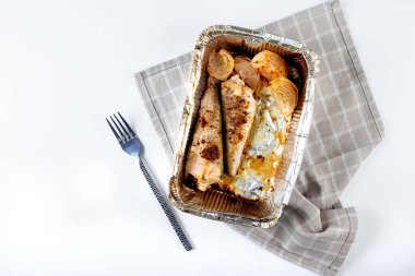 Baharatlı, baharatlı ve soğanlı fırınlanmış balığın en iyi görüntüsü..