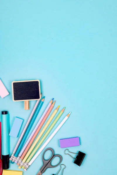 Schulheft Und Verschiedene Schreibwaren Auf Blauem Hintergrund Nachschub Für Den — Stockfoto