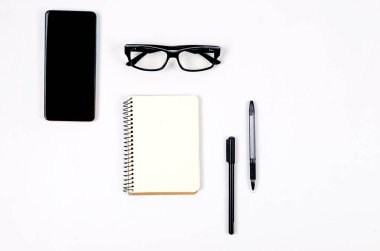 Klavye bilgisayarı, fare, gözlük, çay ve boş defter, plan ya da amaç. kavram, hedefler ve eylem planı, yeni yıl