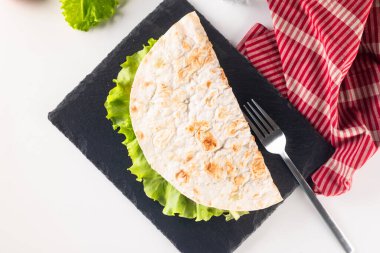 Et, sos, peynir, domates ve salata yapraklı quesadilla. Klasik geleneksel Meksika yemekleri işte. Pita ekmeğinde ızgara burger.. 