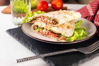Et, sos, peynir, domates ve salata yapraklı quesadilla. Klasik geleneksel Meksika yemekleri işte. Pita ekmeğinde ızgara burger.. 