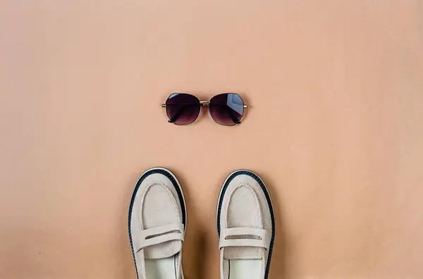 Pair Beige Women Stylish Suede Loafer Shoes Sunglasses Beige Background — Stock Photo, Image
