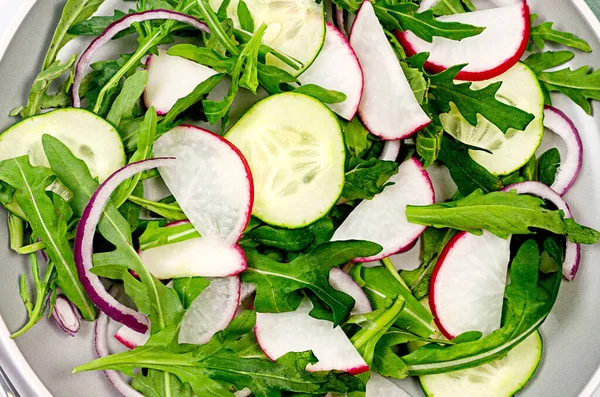 Groene Salade Met Arugula Radijs Komkommer Verse Vegetarische Groente Salade — Stockfoto
