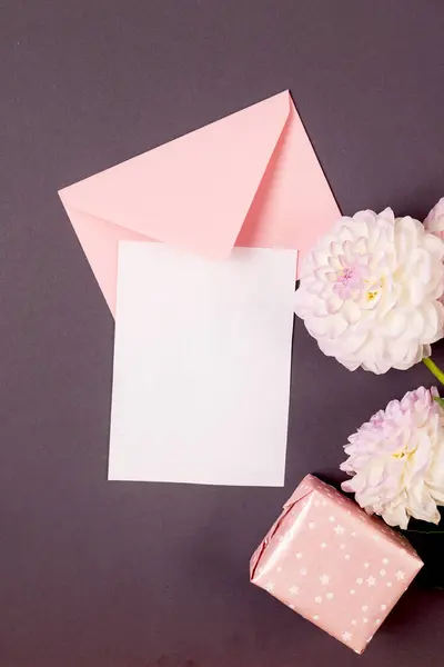 White Purple Dahlias Flowers Pink Envelope Empty White Card Dark — Stock Photo, Image