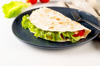Et, sos, peynir, domates ve salata yapraklı quesadilla. Klasik geleneksel Meksika yemekleri işte. Pita ekmeğinde ızgara burger.. 
