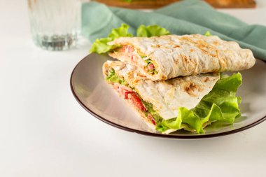 Et, sos, peynir, domates ve salata yapraklı quesadilla. Klasik geleneksel Meksika yemekleri işte. Pita ekmeğinde ızgara burger.. 