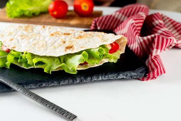 Quesadilla Mit Fleisch Soße Käse Tomaten Und Salatblättern Klassisch Traditionelle — Stockfoto