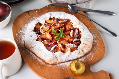 Fransız ev yapımı galet ya da erikli turta. Böğürtlenli lezzetli turtalar, ev yapımı tatlı pastalar.