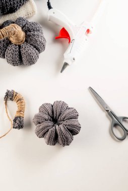 Gri sonbahar örgü balkabakları eski bir kazaktan yapılmış. Eski giysiler, hobiler, diy. Şükran Günü ve sonbahar tatili için el işleri.. 