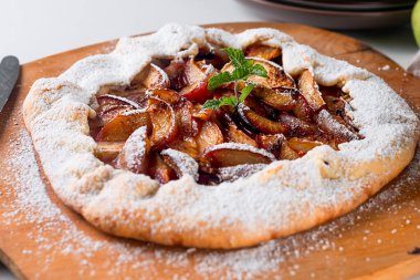 Fransız ev yapımı galet ya da erikli turta. Böğürtlenli lezzetli turtalar, ev yapımı tatlı pastalar.