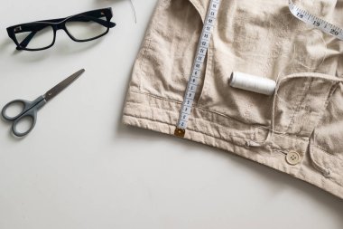 Dikiş ve ev işi. Dairesel moda, hızlı moda, sürdürülebilir, sıfır israf yaşam tarzı konsepti