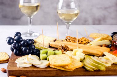 Üzümlü, reçelli, abur cuburlu, krakerli, cevizli ve sarmaşıklı nefis peynir karışımı. Akşam yemeği ya da aperatif konsepti. Nefis peynir tabağı, şarap tabağı.. 