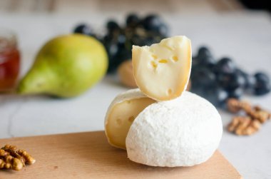 Peynirli, ballı, cevizli, sarmaşıklı. Akşam yemeği ya da aperatif konsepti. Nefis peynir tabağı, şarap yiyeceği. Camembert peyniri, Bree. Yumuşak Fransız peyniri. İtalyan yemeği. Süt ürünleri.