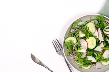 Yeşil salata, roka, turp ve salatalık. Taze vejetaryen sebze salatası. Sağlıklı vejetaryen yemekleri. 