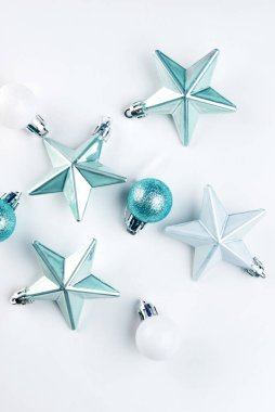 Mavi ve beyaz taşaklı Noel arkaplanı, beyaz takılar. Tebrik kartı, kopyalama alanı olan şablon. 