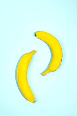 Mavi arka planda iki muzun üst görüntüsü. Lezzetli ve sağlıklı meyve.