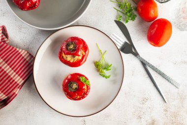 Ev yapımı, kırmızı biber ile doldurulmuş et, tabakta pilav. Sağlıklı yiyecekler. Üst görünüm, alanı kopyala.