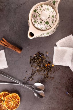Çay karışımı çaydanlık ve çay fincanı. Arka planda çay poşetleri var. Düz yatıyordu. Üst görünüm. 