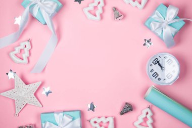 Mavi kağıda sarılı hediye kutusuyla Noel arkaplanı, toplar, pembe arka planda parıltı, neşeli mesajınız için yer var.. 