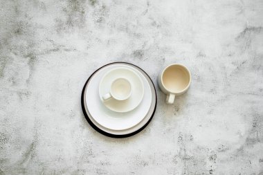 Minimalist masa, beyaz tabaklar ve bardaklar. Yemek fotoğrafçılığı ve restoran pazarlaması için mükemmel., 