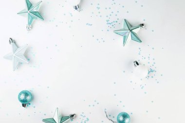 Mavi ve beyaz taşaklı Noel arkaplanı, beyaz takılar. Tebrik kartı, kopyalama alanı olan şablon. 