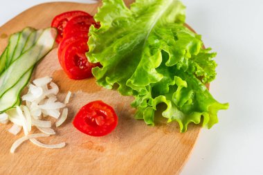 Kesme tahtasındaki taze salata malzemeleri. Yemek blogları, yemek tarifleri ve sağlıklı yemek içeriği için mükemmel..