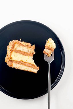 Lezzetli bir dilim pastadan bir ısırık alınmış. Yemek blogları ve yemek tarifleri için mükemmel., 