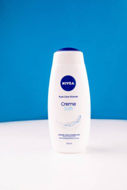 Ukrayna, Kyiv. 19.02.2024. - Bir şişe Nivea duş jeli mavi arka planda fotokopi alanı var. Banyo için Nivea ürünleri. 
