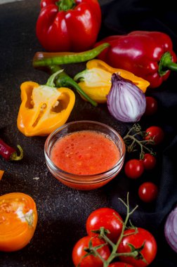 Taze sebze ve cam kasede kırmızı domates sosu. Yemek blogları ve yemek tarifleri için mükemmel., 