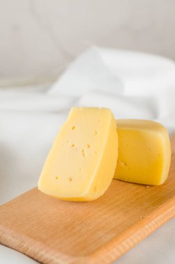 Tahtada çeşitli peynirler var. Çok çeşitli peynir spesiyaliteleri var..