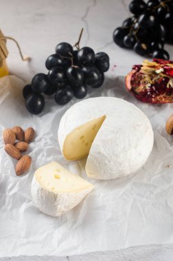 Peynirli, ballı, cevizli, sarmaşıklı. Akşam yemeği ya da aperatif konsepti. Nefis peynir tabağı, şarap yiyeceği. Camembert peyniri, Bree. Yumuşak Fransız peyniri. İtalyan yemeği. Süt ürünleri.