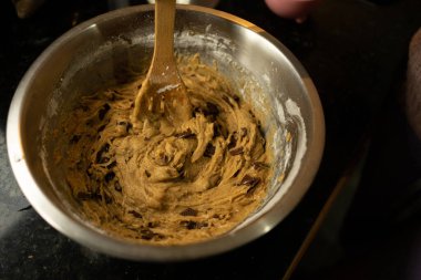 Lezzetli Çikolata Cipsi Kurabiyeleri İçin Karıştırma 'nın Yakın Çekimi