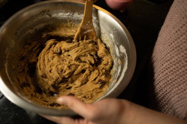 Lezzetli Çikolata Cipsi Kurabiyeleri İçin Karıştırma 'nın Yakın Çekimi