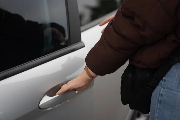 Девушка Коричневом Пиджаке Открывает Дверь Серого Автомобиля — стоковое фото