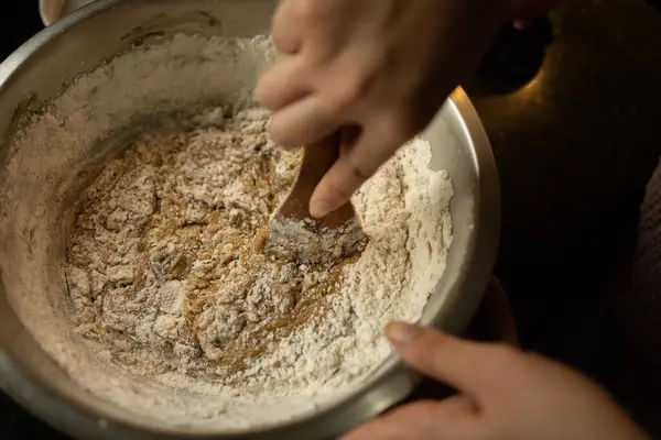 Lezzetli Çikolata Cipsi Kurabiyeleri İçin Karıştırma 'nın Yakın Çekimi