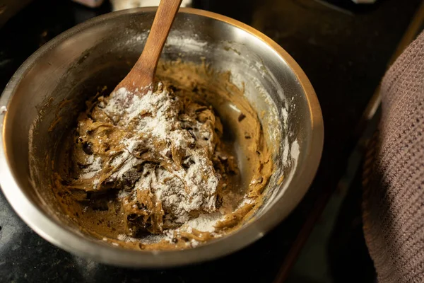 Крупним Планом Змішування Інгредієнтів Смачного Шоколадного Чіпсового Печива — стокове фото
