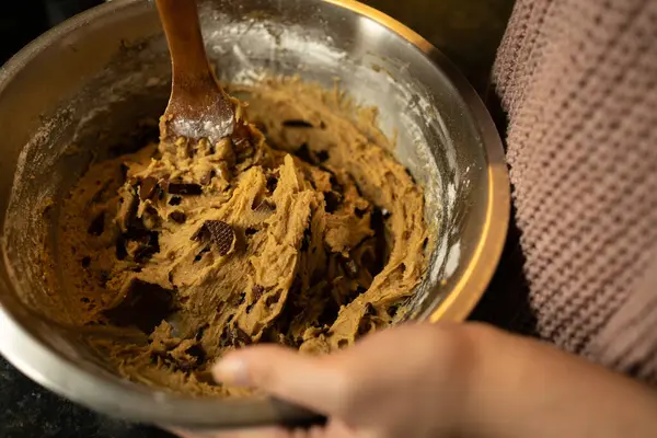 Lezzetli Çikolata Cipsi Kurabiyeleri İçin Karıştırma 'nın Yakın Çekimi