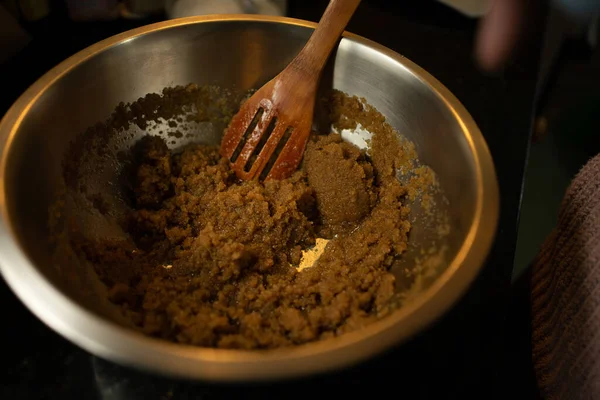 Lezzetli Çikolata Cipsi Kurabiyeleri İçin Karıştırma 'nın Yakın Çekimi