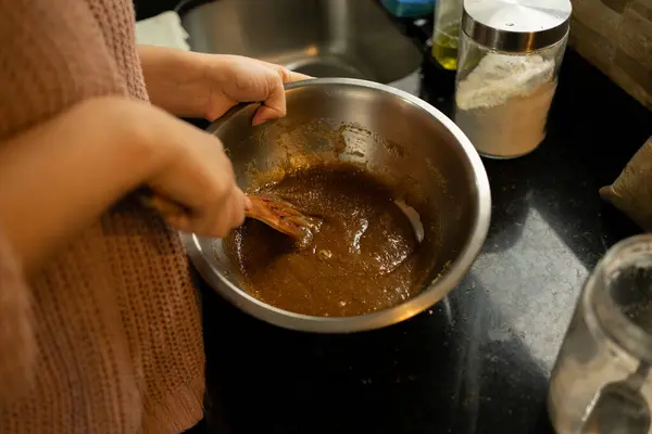 Flicka Blanda Skål Med Choklad Chip Cookie Ingredienser — Stockfoto