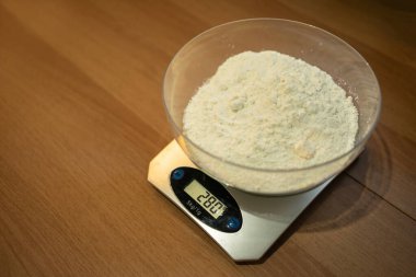 Ahşap Arkaplanda un ile Mutfak Ölçeklemesi