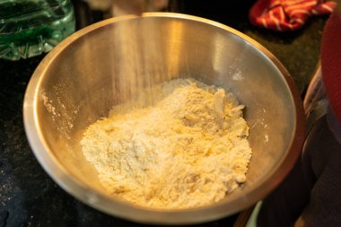 Peynirli Çörek Karışımına Izgara Peynir Ekleme ve Karıştırma