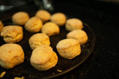 Kara Arkaplanda Taze Pişmiş Peynirli Çörekler 'in yakın çekimi