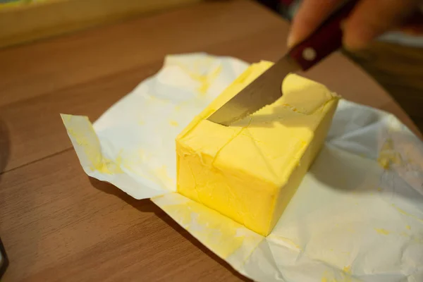 Meisje Snijden Boter Een Belangrijk Ingrediënt Voor Kaas Scones — Stockfoto