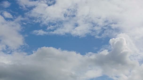 Nubes Blancas Moviéndose Rodando Sobre Fondo Azul Del Cielo Imágenes — Vídeos de Stock