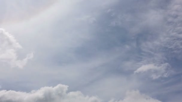 Λευκά Σύννεφα Κινούνται Και Κυλούν Μπλε Φόντο Του Ουρανού Χρονικό — Αρχείο Βίντεο